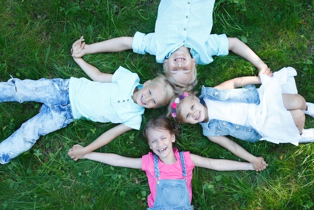 Foto bambini che depongono l'erba