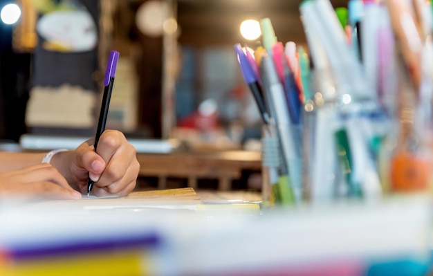 I bambini imparano a colorare e dipingere in classe. educazione e arte creativa per bambini.