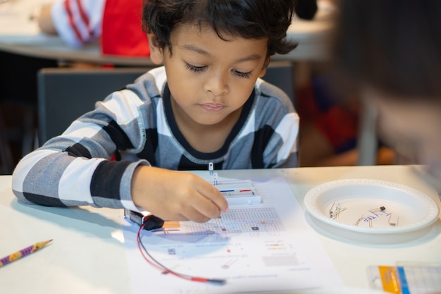 Children learn to connect electric circuits in the classroom.