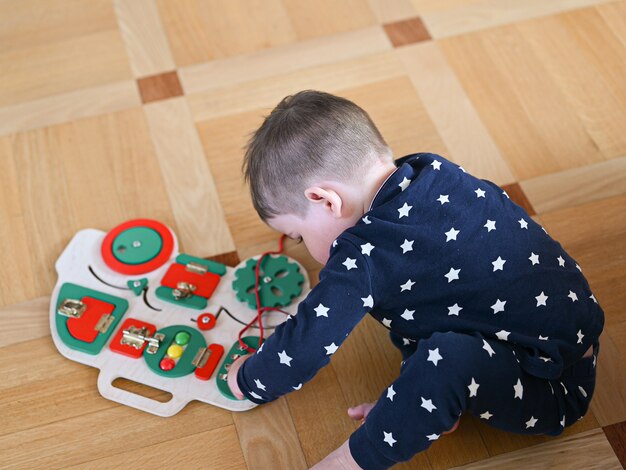 子供たちはシミュレーターでひもを結ぶことを学ぶ