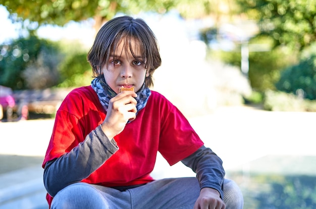 写真 カメラを見ている子供たちはカップケーキを食べる