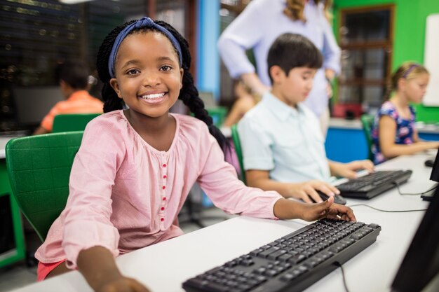 Bambini che guardano il loro computer