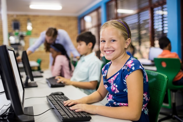 Photo children looking their computer