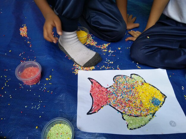 Foto bambini che fanno pesce con spruzzate sul tappeto