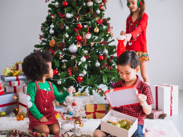 Photo children of many nationalities are celebrating christmas day