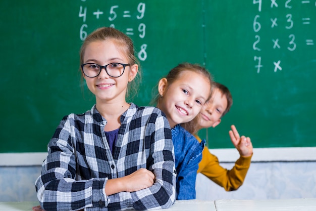 I bambini fanno matematica nella scuola elementare.