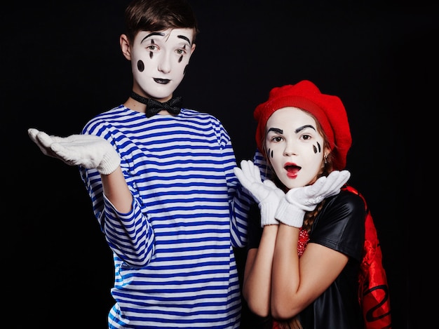 Foto foto di gruppo di bambini mime, emozioni da pantomima