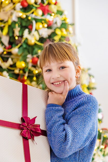 I bambini si avvicinano all'albero di natale. messa a fuoco selettiva.