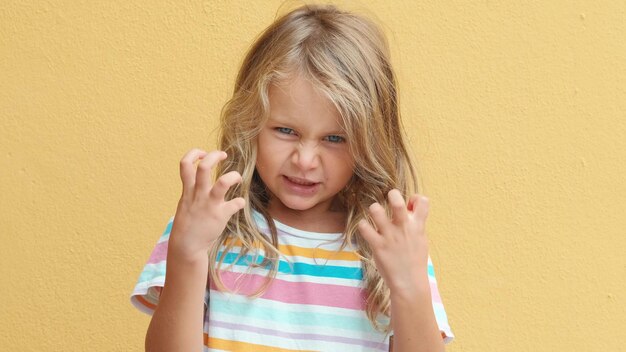 Foto bambini emozioni negative rabbia rabbia bambini di fronte piccola bambina emotiva ragazza con stress tristezza.