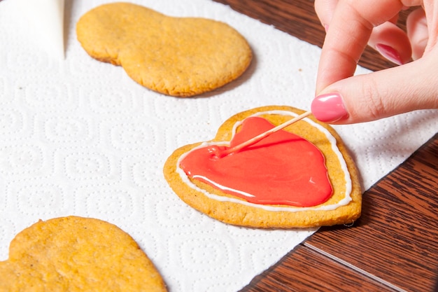 Photo children paint the gingerbread