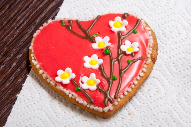 Children paint the gingerbread