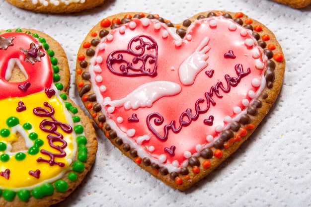 Children paint the gingerbread