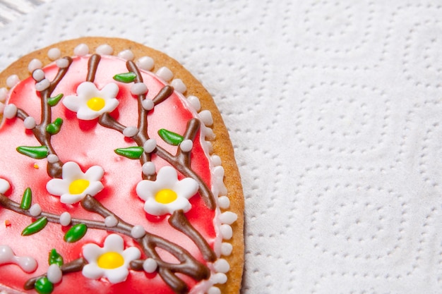 Children paint the gingerbread