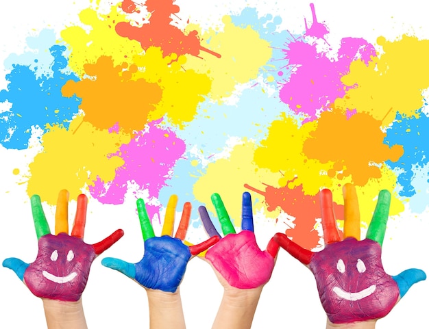 Foto bambini che dipingono il concetto di opera d'arte. mani di bambini con colori e sorrisi