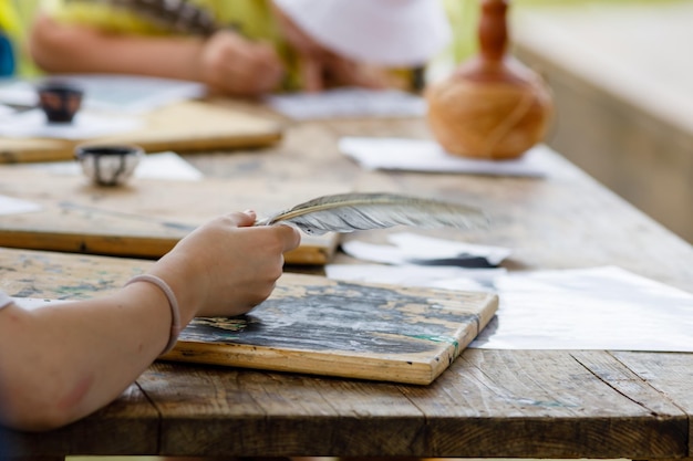 Foto bambini che dipingono le loro foto con colori ad acquerello durante la lezione d'arte