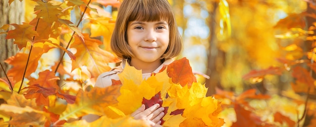 秋の紅葉と公園の子供たち。セレクティブフォーカス。