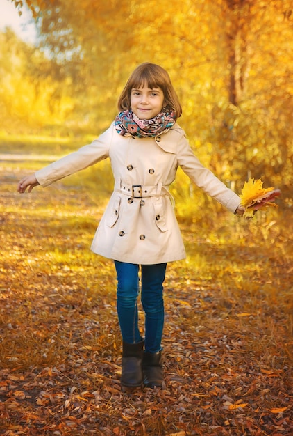 紅葉のある公園の子供たちセレクティブフォーカス