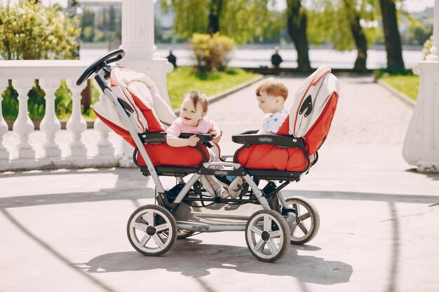 Foto bambini in un parco