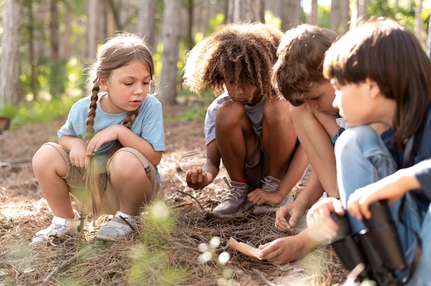 Bambini che partecipano insieme a una caccia al tesoro