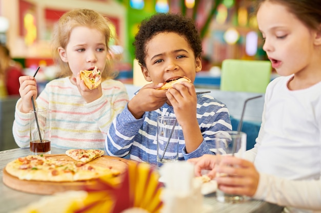 Photo children in pizzeria cafe