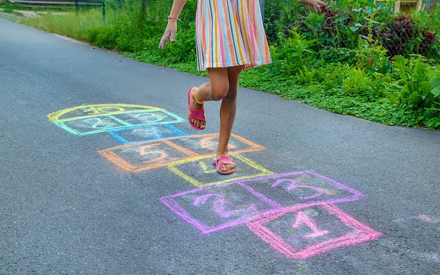 子供たちは路上で古典をします。セレクティブフォーカス。キッズ。