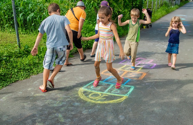 Foto i bambini giocano ai classici per strada. messa a fuoco selettiva. bambini.