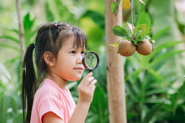 子供たちは庭で遊んで探検します環境にやさしいガーデニングと持続可能な生活のためのコンセプト