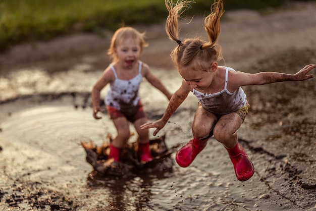 Photo children play in the mud