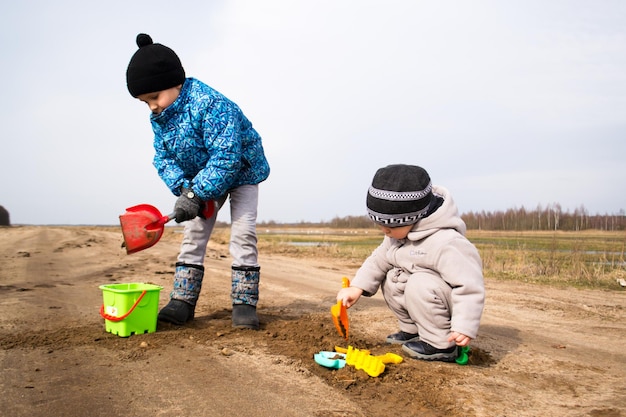 自然の中で砂遊びをする子供たち