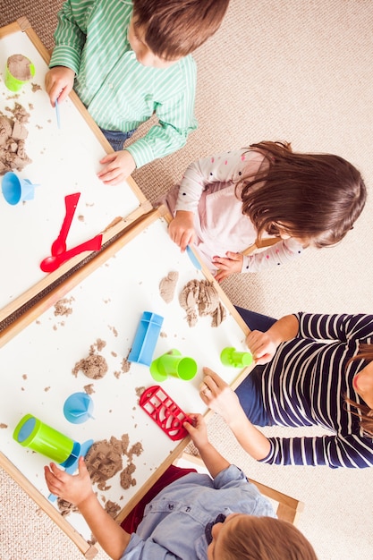 Photo children play with kinetic sand