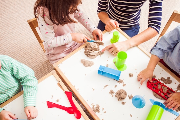 子供たちはキネティックサンドで遊ぶ