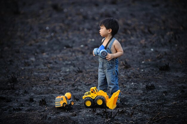 写真 子供たちは汚染された場所でおもちゃで遊ぶ