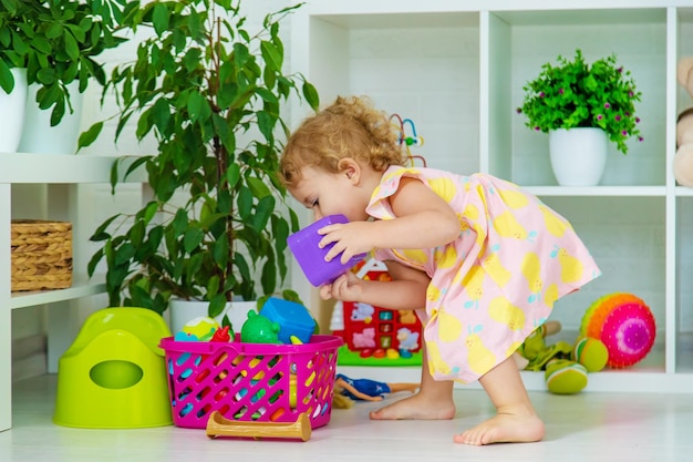 子供たちは部屋でおもちゃで遊ぶ セレクティブ フォーカス