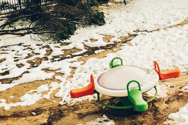 冬には雪の下で子供の遊び場