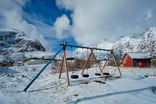 Foto parco giochi per bambini in inverno un villaggio isole lofoten norvegia