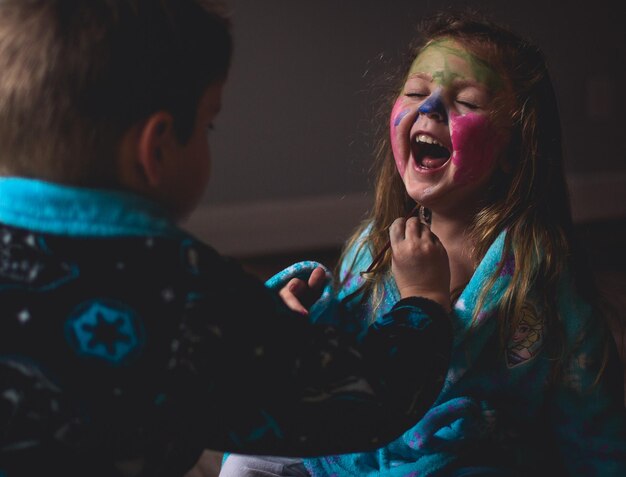 写真 家で遊んでいる子供たち