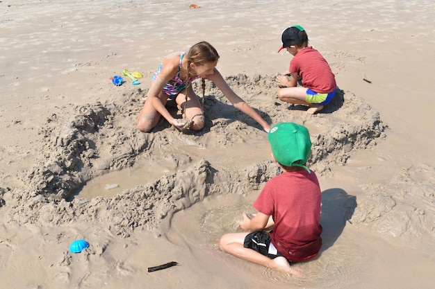 Дети играют на пляже Мальчики на песке Счастливые дети играют на берегу