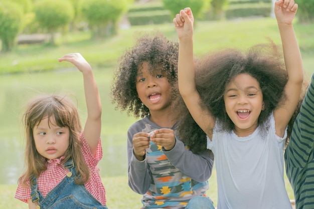 Photo children playing on field