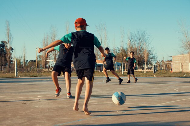 写真 サッカーをしている子供たち