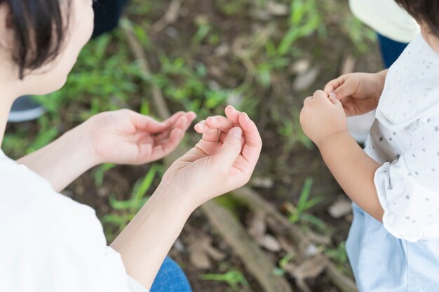 写真 公園で自由に遊んでいる子供たち