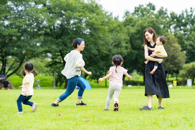 공원에서 자유롭게 노는 아이들