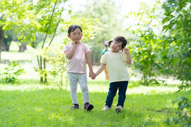 公園で自由に遊んでいる子供たち