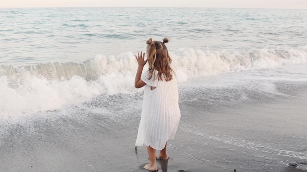 Foto bambini che si divertono nelle vacanze estive viaggi di vacanza rilassarsi per la salute.