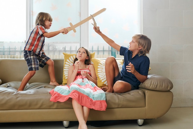 Bambini che giocano in casa