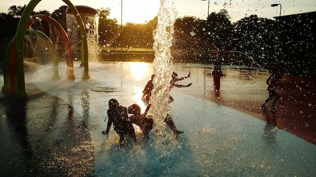 写真 水の中で遊ぶ子供たち