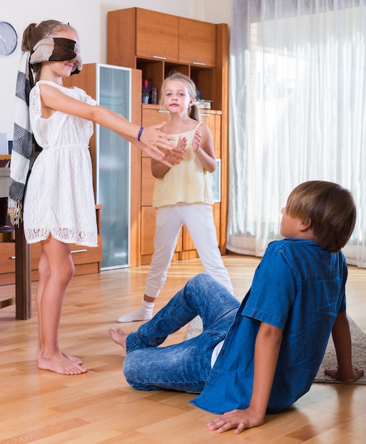 カゴメで家庭で遊んでいる子供たち