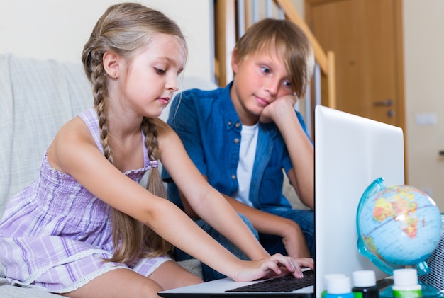 Children playing online on laptop&#xA;