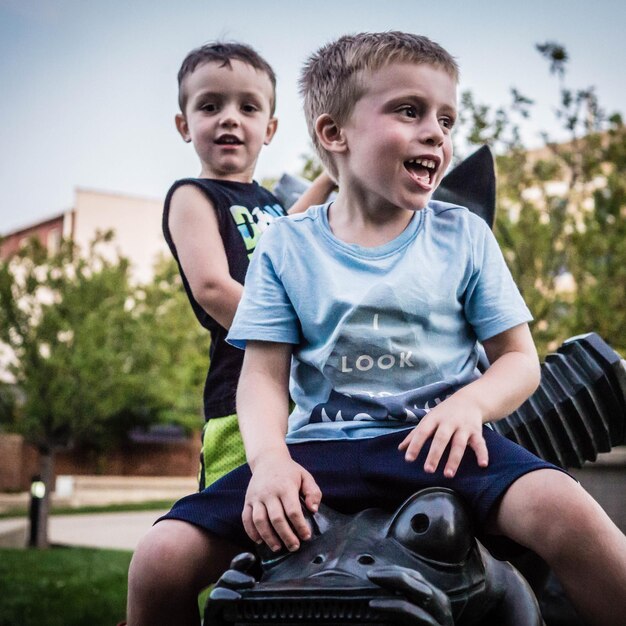 Photo children playing outdoors