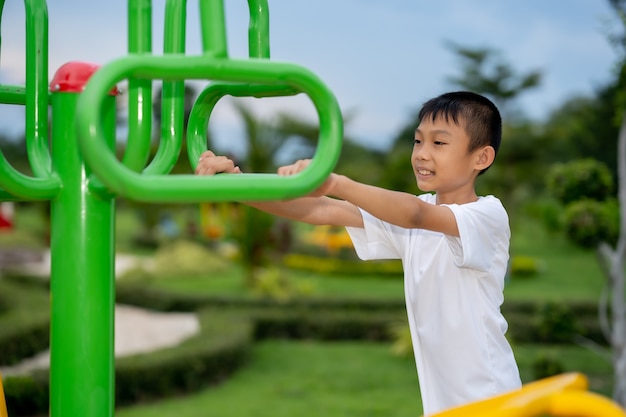 運動のために公園で遊んでいる子供たち