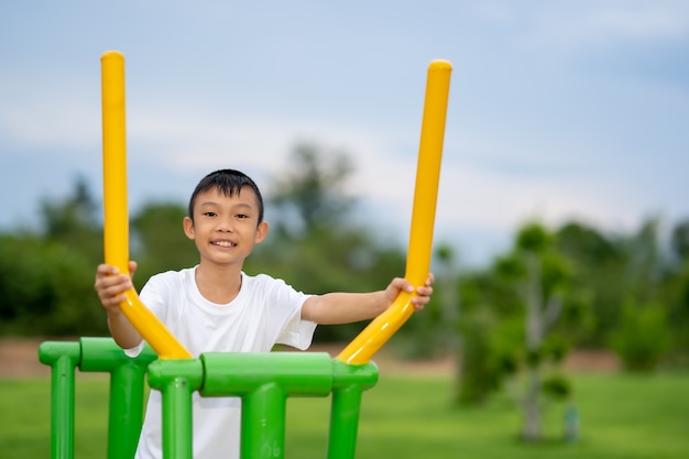 運動のために公園で遊んでいる子供たち